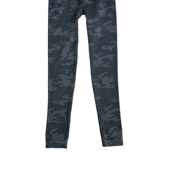SPANX Look At Me Now Seamless Camo Green Leggings Women’s Size XS Shapes Flatter - Picture 8 of 10